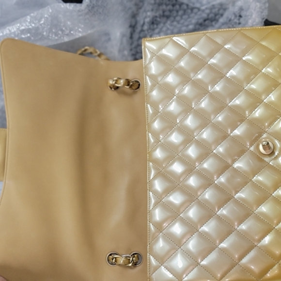 AuthenticCHANEL Jumbo XL single classic flap in a Creamy Gold patent leather ✨️ - Picture 14 of 17